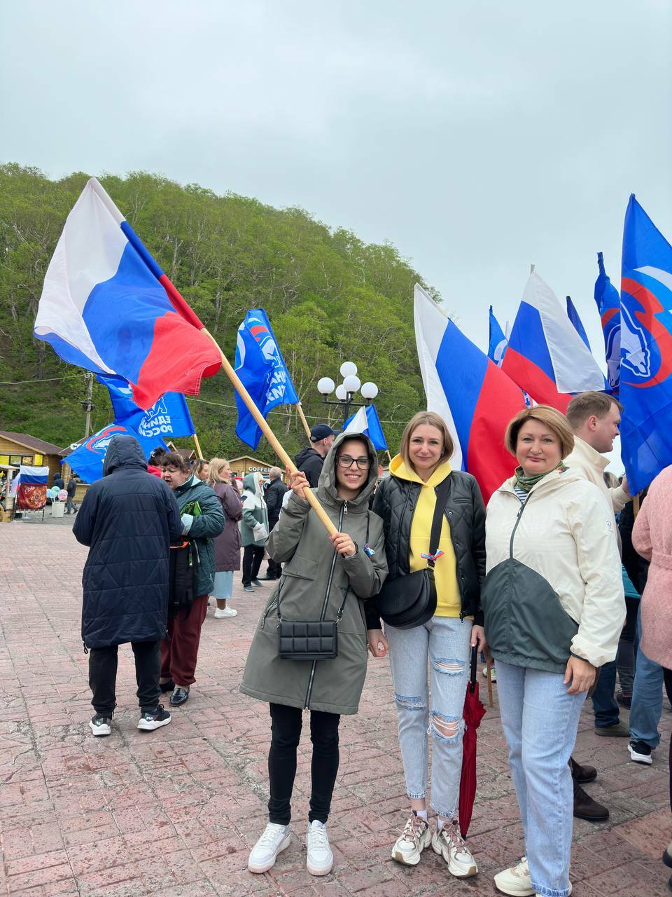 Поздравляем с государственным праздником – Днём России! 