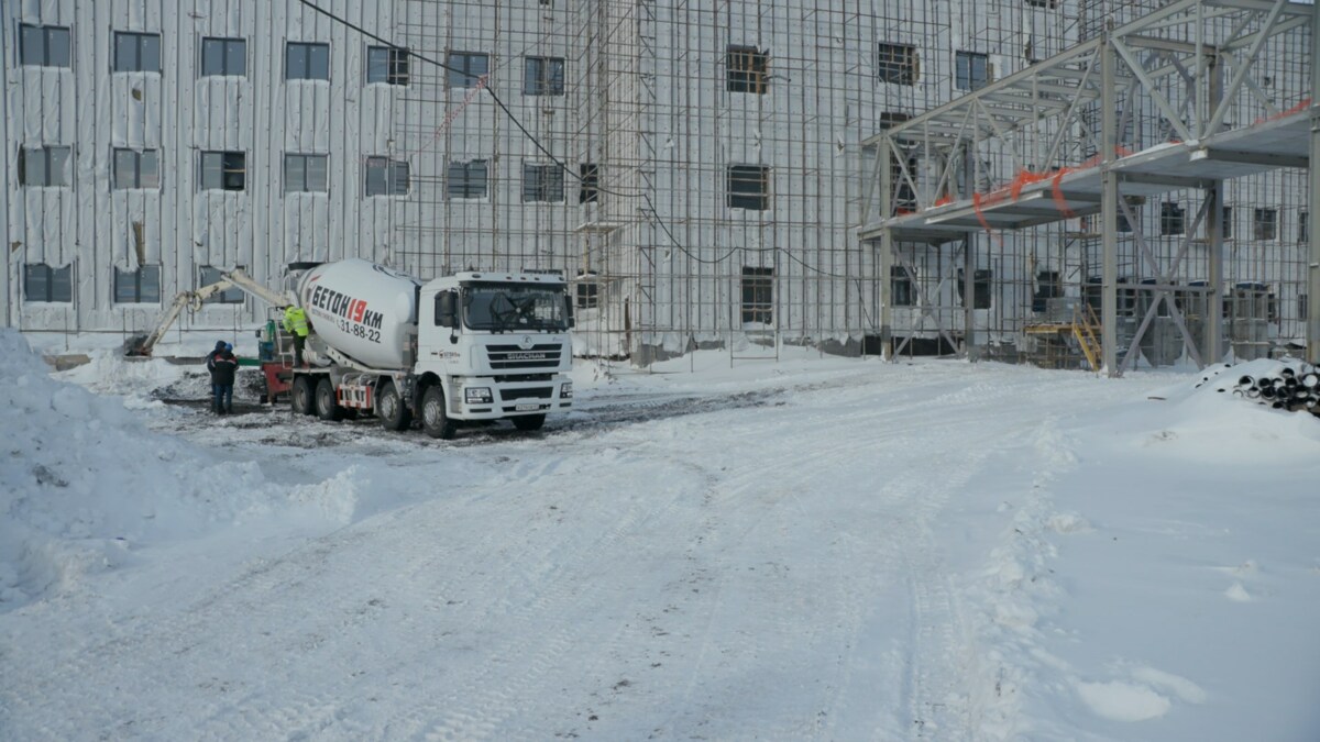 Фасадные работы ведутся на строящейся главной больнице Камчатки